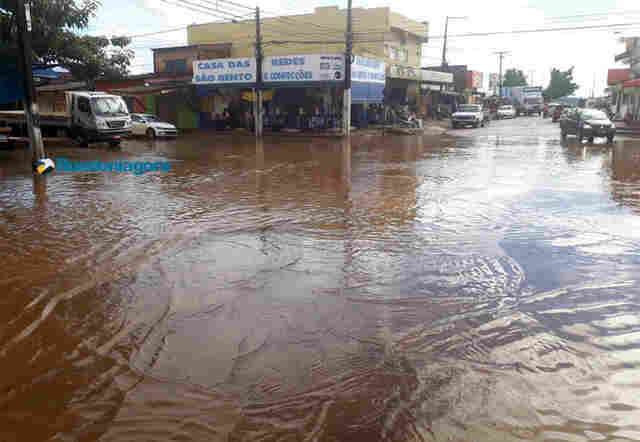 Águas do Madeira já invadem ruas da região central de Porto Velho; fotos