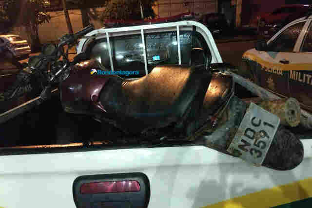 Jovem é preso com moto adulterada após fugir da polícia e colidir em muro
