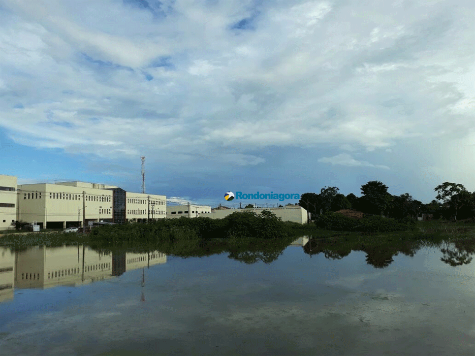 Águas do Madeira já invadem ruas da região central de Porto Velho; fotos