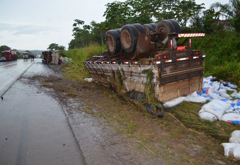  Uma pessoa morre e outra fica ferida em acidente com caminhão e duas carretas na BR-364