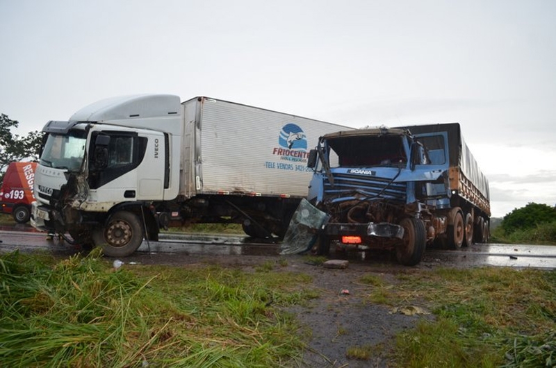  Uma pessoa morre e outra fica ferida em acidente com caminhão e duas carretas na BR-364
