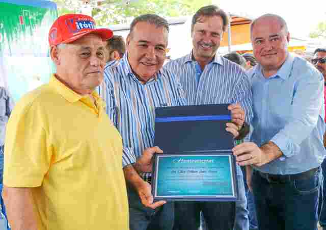 Jesualdo entrega Feirão do Produtor revitalizado