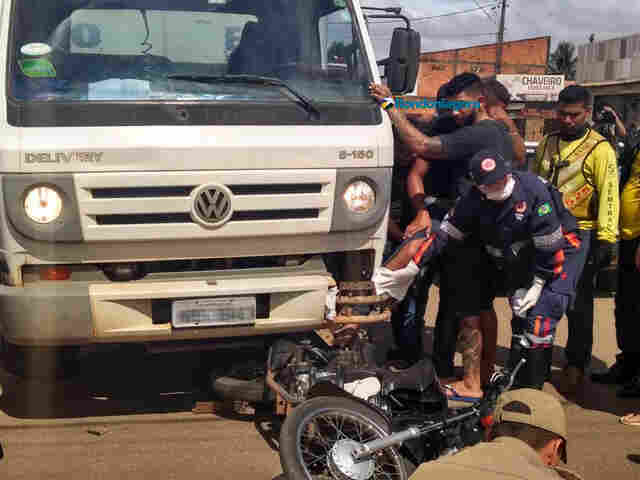 Motociclista fica com a perna presa em caminhão após colisão em Porto Velho