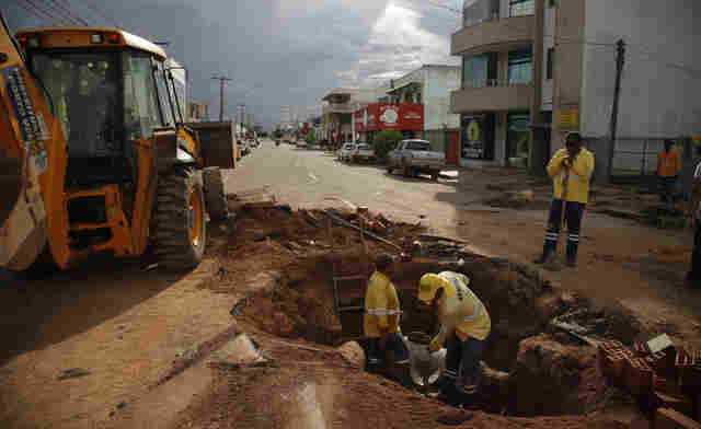Semusb reconstrói rede de drenagem na Avenida Calama em Porto Velho