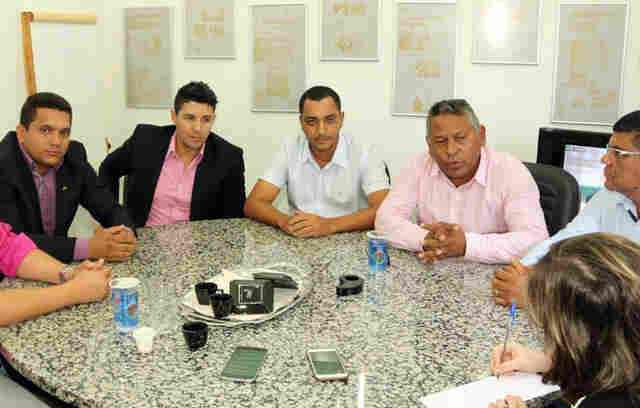 Justiça reconhece vício e determina à Câmara suspensão de processo contra prefeito de Candeias