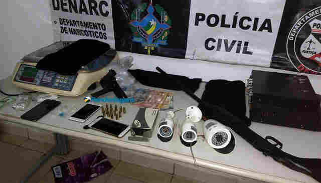 Denarc prende uma mulher e dois homens com armas e drogas em residência