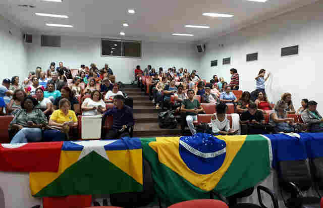 Grevistas da educação dormem na Assembleia Legislativa