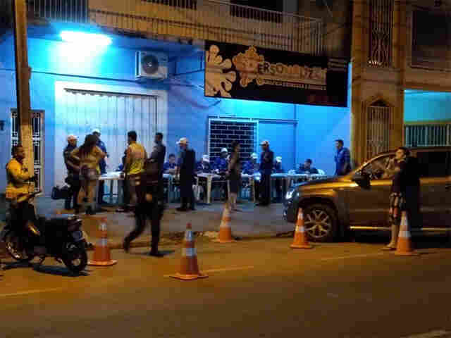 Operação da Lei Seca prende policial civil bêbado dirigindo carro oficial