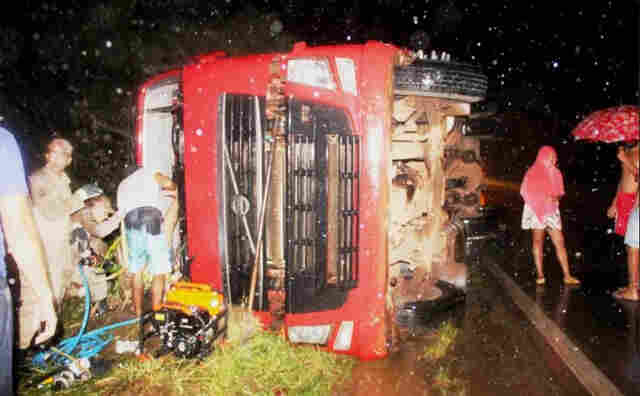 Vídeo: carreta carregada de peixe tomba na BR-364