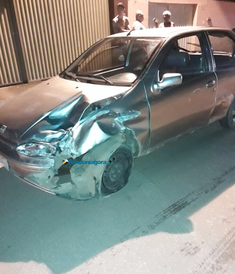 Instrutor de autoescola fratura perna e aluna fica ferida após colisão entre carro e moto