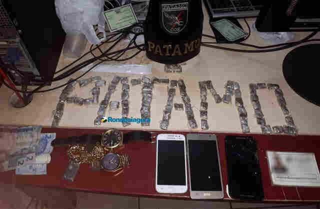 Jovem e quatro adolescentes são flagrados com quase 90 porções de maconha