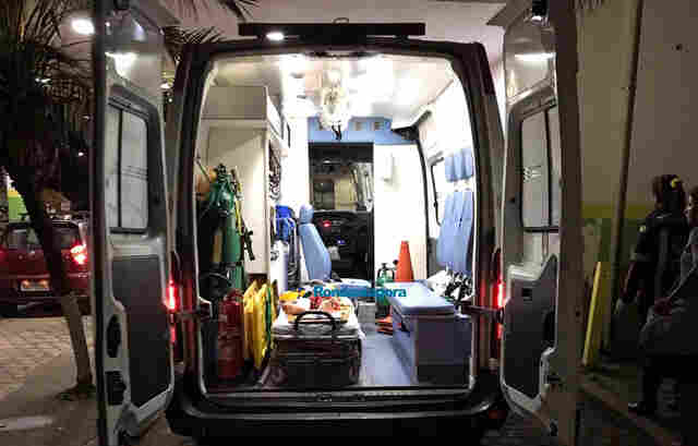 Motociclista cai de moto ao tentar desviar de lixo jogado em rua; criança de 4 anos fratura perna