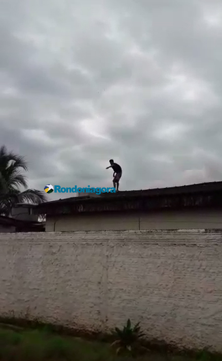 Vídeo: Criminoso sobe em telhado para fugir de populares após roubar celular e agredir vítima com faca