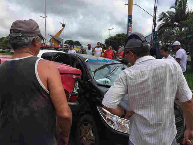 Fotos: Motorista ultrapassa sinal vermelho e causa grave acidente em Porto Velho