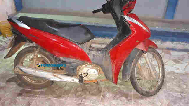 Motociclista foge da polícia e colide veículo roubado em árvore