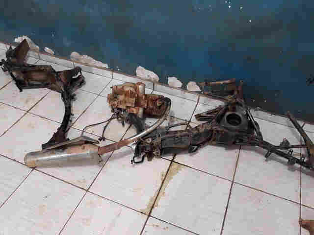 Jovens são detidos com peças de motocicleta em borracharia na Zona Sul da Capital