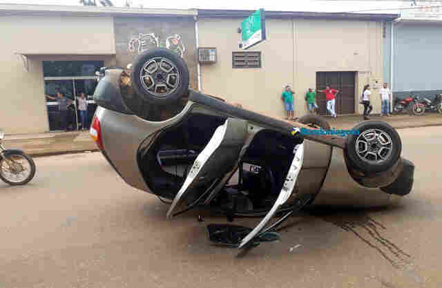 Motorista colide em carro parado, capota e vai preso ao se recusar a fazer teste do bafômetro