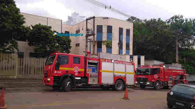 Vídeo: Bombeiros controlam incêndio no prédio da São Lucas