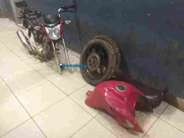Dupla é presa ao ser flagrada desmontando moto furtada para levar até Guajará-Mirim