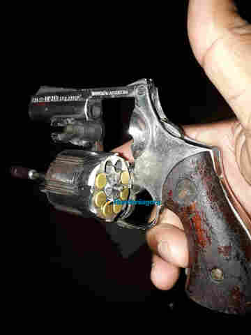 Jovem armado é preso após roubar celular de estudante em frente a escola na capital