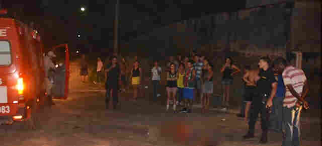 Mulher é baleada enquanto caminhava na rua