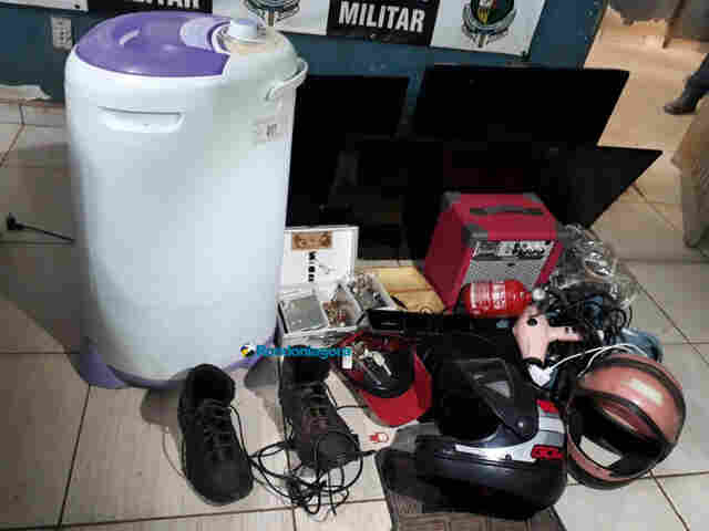 Bando suspeito de assaltos na Zona Leste é preso com vários objetos roubados