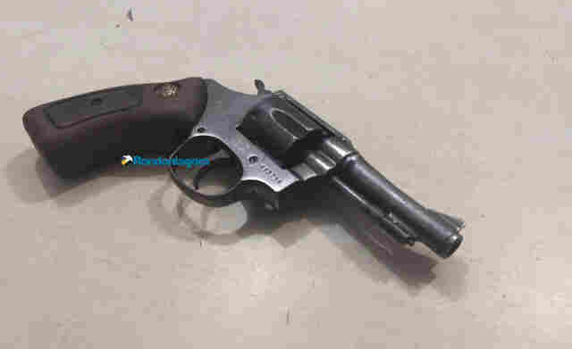 Adolescente e jovem são apreendidos com arma após roubo na capital