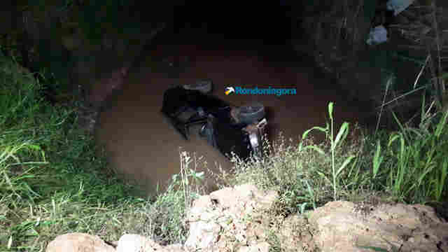 Motorista desvia de motociclista e cai com carro em bueiro