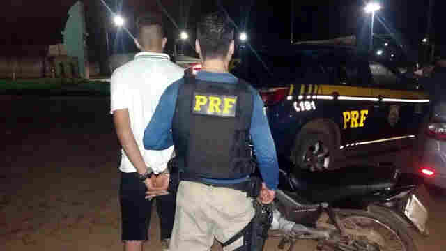 PRF prende quatro motoristas embriagados na BR-319 e recupera moto roubada
