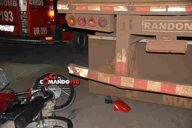 Motociclista morre ao colidir em carreta parada