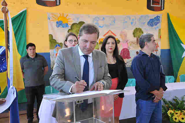 Prefeito assina ordem de serviço para construção de 15 salas de aula em cinco escolas do Município