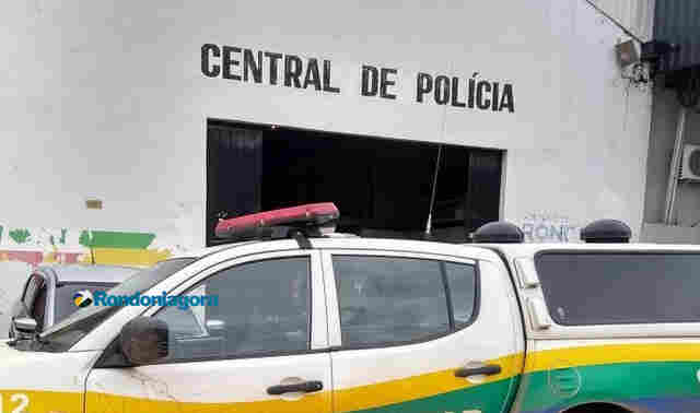 Mulher flagra troca de mensagens do marido com outra, reclama e é espancada