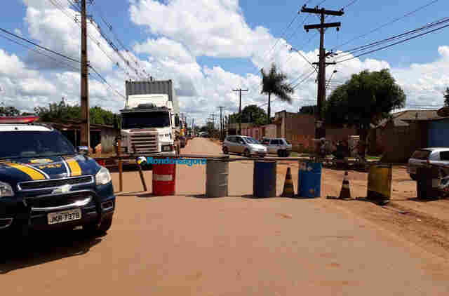 Moradores bloqueiam Estrada do Belmont em Porto Velho