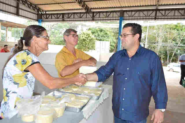 Deputado Ezequiel Júnior e Prefeitura de Theobroma entregam barracão do feirante