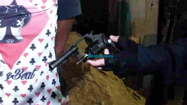 Foragido e mais três são presos com revólver e munições em veículo na Zona Leste