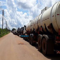 Estrada do Belmont continua bloqueada por moradores do Bairro Nacional em Porto Velho