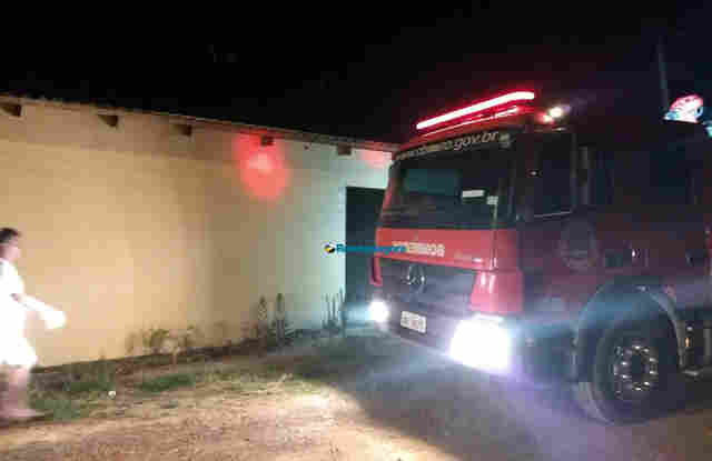 Incêndio destrói banheiro de residência após mulher esquecer vela acesa
