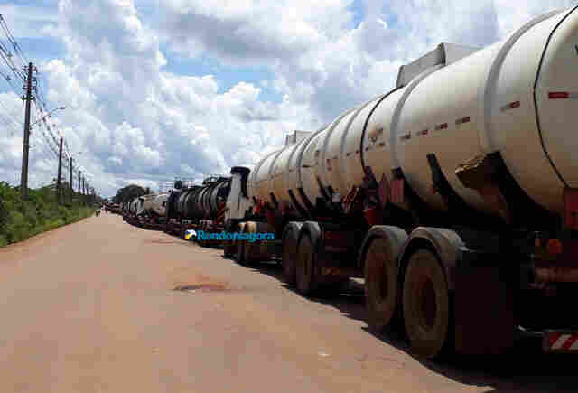 Estrada do Belmont continua bloqueada por moradores do Bairro Nacional em Porto Velho