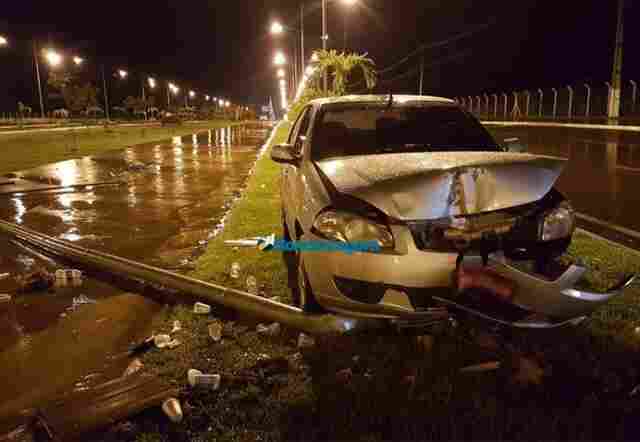 Taxista colide e derruba poste no Espaço Alternativo em Porto Velho