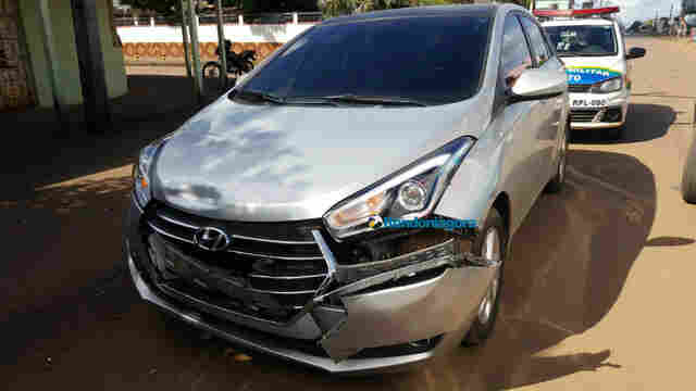 Acidente entre carro e moto deixa casal em estado grave na capital