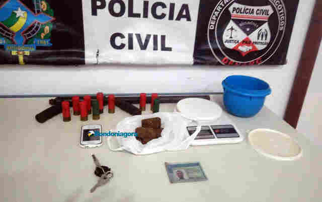 Denarc prende homem com arma e drogas e fecha boca de fumo na capital
