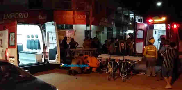 Mulheres ficam feridas após carro avançar sinal vermelho e bater em moto na capital