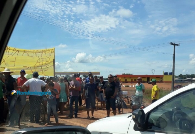 Manifestantes mantêm interdição na BR-364 em Vista Alegre do Abunã