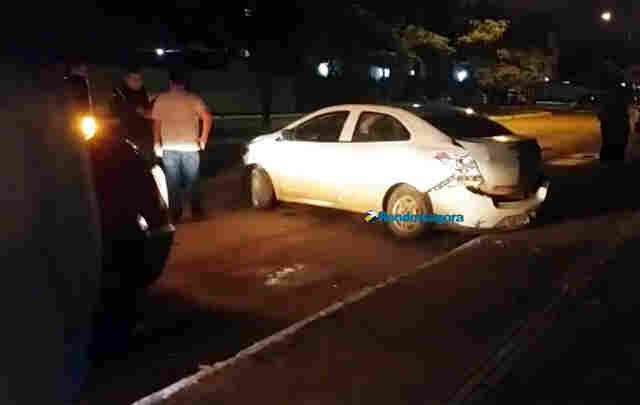 Motorista perde controle da direção e colide carro em muro de clube na capital
