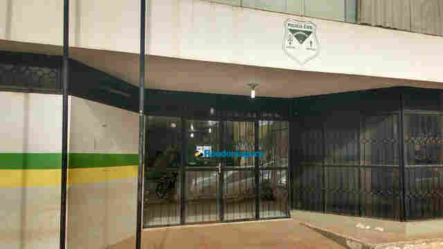 Embriagado, homem é preso após agredir ex-esposa em ônibus