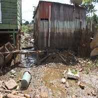 Após nível do Madeira começar a baixar, prefeitura chama atenção para risco de contaminação por lixo