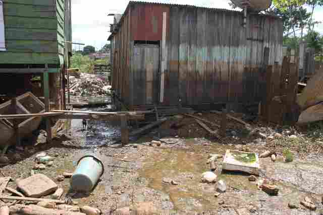 Após nível do Madeira começar a baixar, prefeitura chama atenção para risco de contaminação por lixo