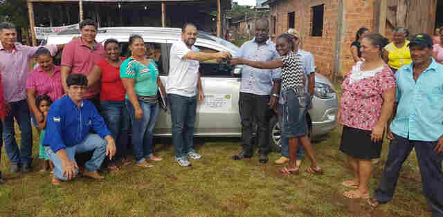 Laerte Gomes participa da entrega de veículo na Agrovila em Presidente Médici