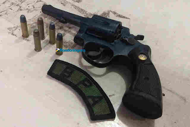 Polícia prende dupla suspeita de assaltos com revólver e munições