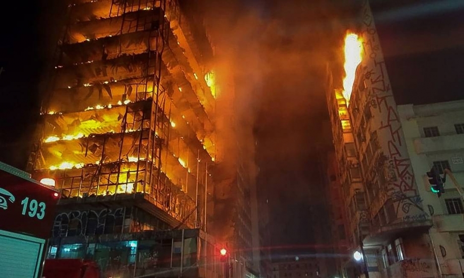 VÃdeo: Prédio desaba durante incêndio em São Paulo